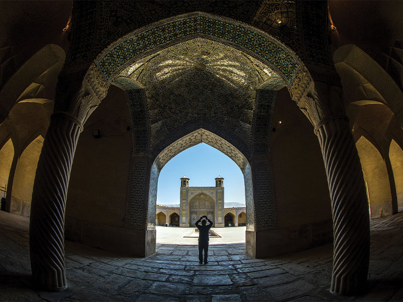 گردشگر در یک مکان تاریخی