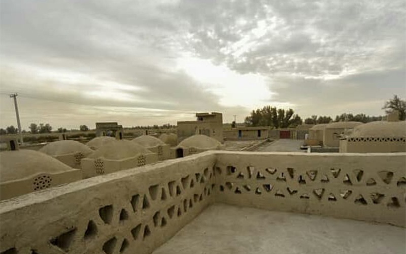 بالکن یا مهتابی در اقامتگاه بوم گردی رستم زادگان سیستان